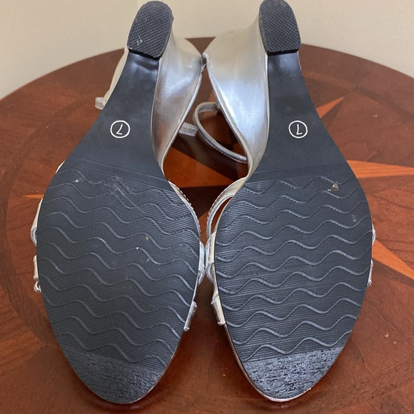 STRAP WEDGE SANDAL WITH FLOWER DETAIL LIKE NEW - Picture 7 of 9